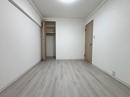 シンプルで使い勝手の良い洋室。寝室はもちろん、子ども部屋やワークスペースにもおすすめです。