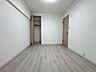 寝室：シンプルで使い勝手の良い洋室。寝室はもちろん、子ども部屋やワークスペースにもおすすめです。
