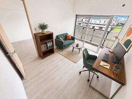 大きな窓から光が差し込む明るい洋室。お好みの家具とも合わせやすい空間です。※AIにより家具配置をしています。