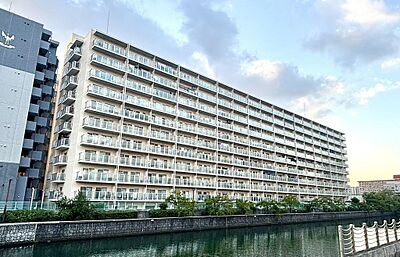 外観:川沿いに建つマンション。建物の外観と周辺の様子をご覧いただけます。 外観:川沿いに建つマンション。建物の外観と周辺の様子をご覧いただけます。