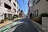 周辺：敷地西側の前面道路