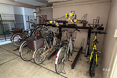屋内に設けられた駐輪場