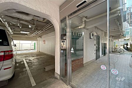 エントランスはオートロック付きです。