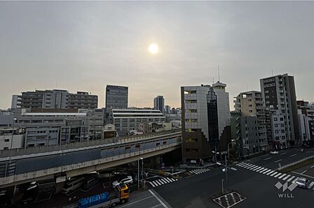 バルコニーからの眺め（南西方向）［2023年1月13日撮影］首都高速に面しており、遠くまで見渡せる眺望です！