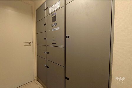 マンションの共用部分。留守中に届けられた宅配物や小荷物を確実に受け取り、保管する宅配ボックスを設置。Amazonや楽天など、インターネットでお買い物をされる際に非常に便利です。