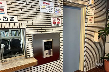 エントランスはオートロック付きです。［2025年9月30日撮影］