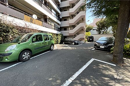 敷地内駐車場(屋外平面式)明治通りが近く、お車での移動にもたいへん便利な立地です!