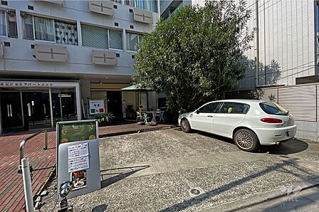 敷地内には駐輪スペースもございます。使用状況等につきましてはお気軽にお問い合わせ下さい。植栽など、手入れが行き届いており、管理の良さがうかがえます。