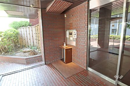 オートロックも完備されており、セキュリティ面にも配慮されたマンションエントランスです。