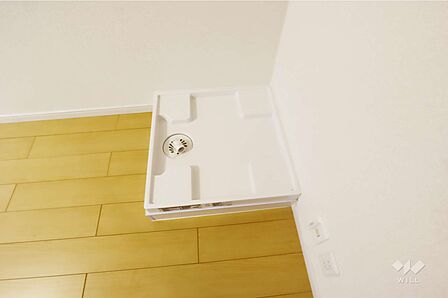 洗濯機置場。防水パン付きで下階への漏水リスクを軽減します。