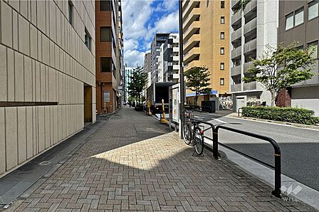 敷地東側の前面道路(南側から)