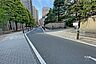 周辺：敷地西側の前面道路（北側から）