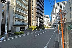 敷地南東側の前面道路（南西側から）
