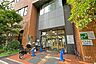 周辺：みなと図書館の外観