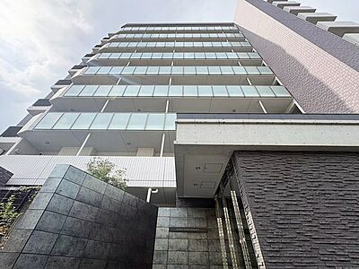 外観:「美しいフォルム」周囲の景観に調和する地上9階建の美しい外観。やさしいアースカラーの外壁が、おだやかな佇まいに明るい開放感を与えます。 外観:「美しいフォルム」周囲の景観に調和する地上9階建の美しい外観。やさしいアースカラーの外壁が、おだやかな佇まいに明るい開放感を与えます。