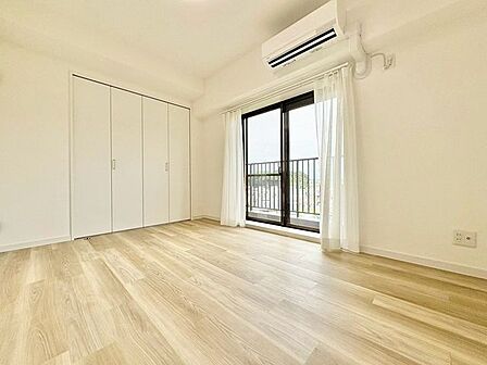 「バルコニーに面した居室」主寝室は十分な広さに加えて、快適に目覚められるよう、大きな採光窓を設けました。