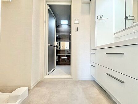 「洗面台」大きな鏡で朝の準備もばっちり。収納も多く、洗剤など日用品の保管にも便利です。