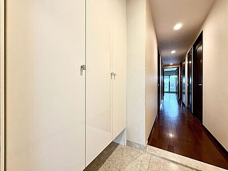「玄関」家の中でお客様を迎える最初の場所である玄関。豊富な玄関収納で、常に綺麗に保つことが出来ます。