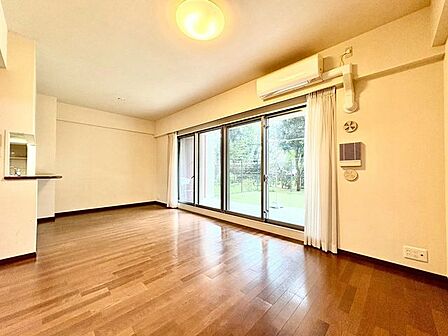 「南向き。陽当り良好。」大きな窓辺からの日差しが暖かい室内は、自然と住まう人の気分も明るくなり、リビングでの素敵なワンシーンが演出されます。
