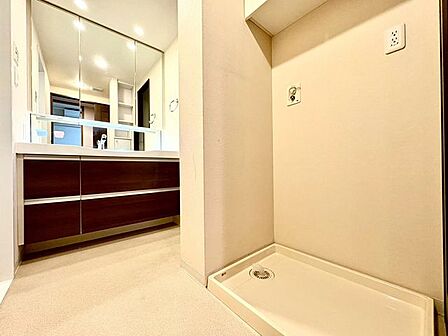 「洗面所」明るく清潔感のある色調で纏められた洗面室は、機能性に富んだ三面鏡と使い勝手の良い収納を完備した洗面台を設置しております。