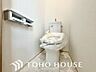 トイレ：「ウォシュレット機能付き」優れた節水効果や汚れが付きにくい便座など、ほしかった機能が揃ったウォシュレット一体型トイレです。