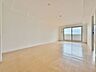 室内：「団欒の場」忙しい朝でも、しっかり家族が揃って食事をして頂けるゆとりある大きさのダイニングスペース。手料理をテーブルで囲む素敵な時間を存分に愉しんで下さい。