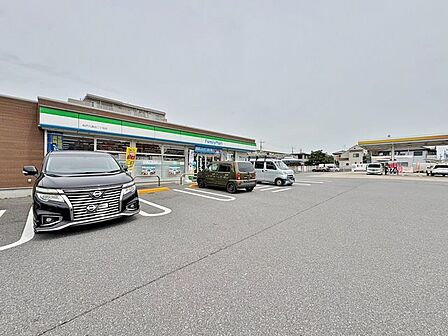 ファミリーマート松戸六高台二丁目店 徒歩4分。 290m