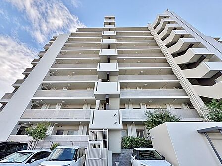 「心地良く暮らしを彩る充実のライフスタイルを」歩いていける距離に、教育施設やお買い物施設が揃う街並み。