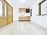 リビング/ダイニング：「木のぬくもり感じる優しい雰囲気のお部屋」落ち着いたカラーコーディネートの室内。インテリアやファブリックで、オーナー様好みのテイストデザインを取り入れて頂けます。
