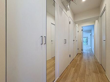 「玄関」家の中でお客様を迎える最初の場所である玄関。豊富な玄関収納で、常に綺麗に保つことが出来ます。