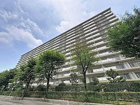 「心地良く暮らしを彩る充実のライフスタイルを」歩いていける距離に、教育施設やお買い物施設が揃う街並み。