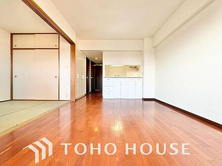「南向き。陽当り良好。」大きな窓辺からの日差しが暖かい室内は、自然と住まう人の気分も明るくなり、リビングでの素敵なワンシーンが演出されます。