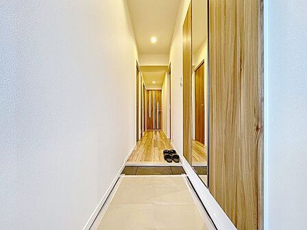 「玄関」家の中でお客様を迎える最初の場所である玄関。豊富な玄関収納で、常に綺麗に保つことが出来ます。