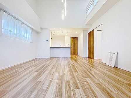 「リビングダイニング」一日の中で多くの時間を過ごすことになる住まいだからこそ、いつも穏やかな空間であるように心掛け、「落ち着き」と「安らぎ」と「快適」を実現してくれます。