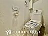 トイレ：「ウォシュレット機能付き」優れた節水効果や汚れが付きにくい便座など、ほしかった機能が揃ったウォシュレット一体型トイレです。