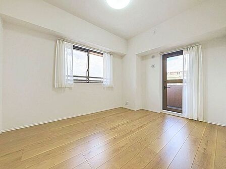 「2面採光の居室」居室に窓が2ヶ所あるので、明るさの確保と、風の通り道ができることで換気のしやすいお家になっています。