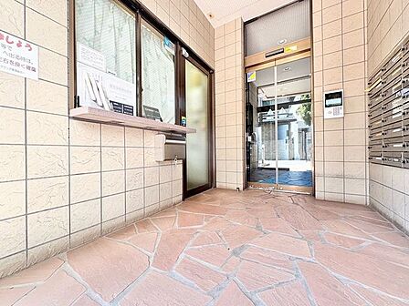 「エントランス」マンションのエントランスなど共有部分は、清掃が行き届いており、キレイな状態です。管理体制がしっかりしているからこそ。