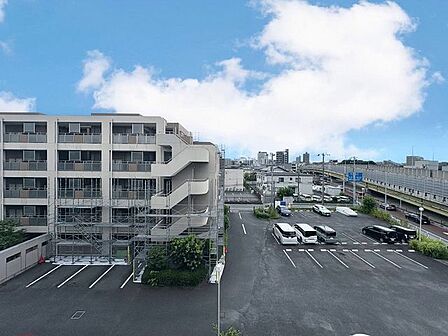 「眺望」穏やかな街並みを一望しながら、爽やかな風と柔らかく降り注ぐ陽光を感じて頂けます。