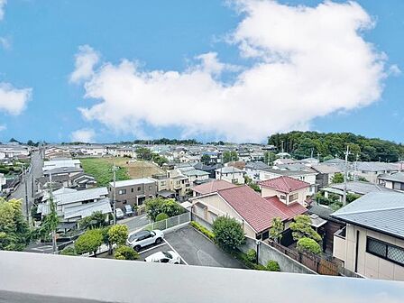 「眺望」穏やかな街並みを一望しながら、爽やかな風と柔らかく降り注ぐ陽光を感じて頂けます。