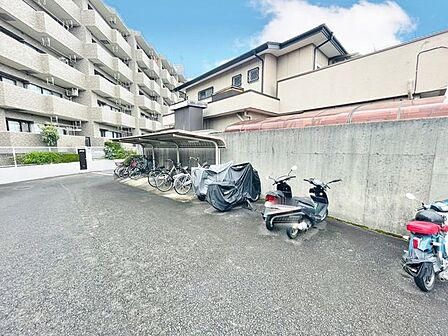 「バイク置き場」