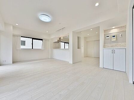 「南向き。陽当り良好。」大きな窓辺からの日差しが暖かい室内は、自然と住まう人の気分も明るくなり、リビングでの素敵なワンシーンが演出されます。