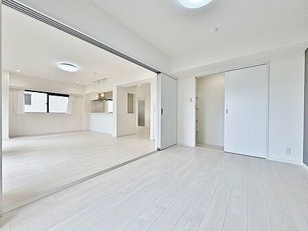 「明るい居室」温もりある自然光を感じていただける居室です。飽きのこないナチュラルなデザインの空間は、色褪せることのない心地良さを作ります。