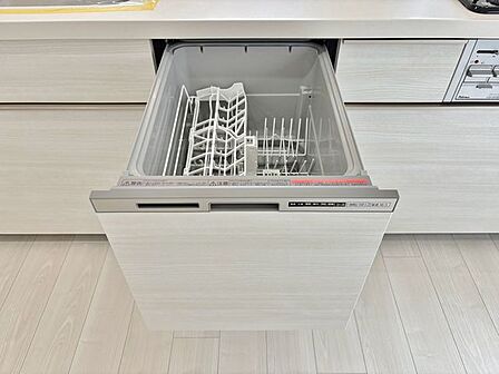 「食洗機」通常の手洗いでは使用出来ないほど高温のお湯や高圧水流を使うことにより汚れを効果的に落とすことができる。殺菌効果が非常に高く哺乳瓶などを使う家庭で需要が高く大変便利。