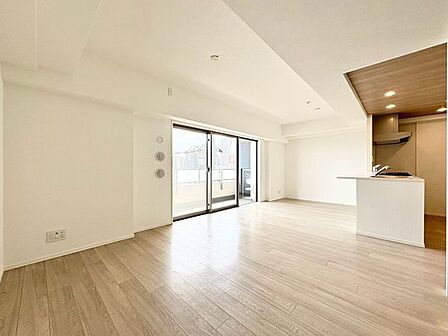 「木のぬくもり感じる優しい雰囲気のお部屋」落ち着いたカラーコーディネートの室内。インテリアやファブリックで、オーナー様好みのテイストデザインを取り入れて頂けます。