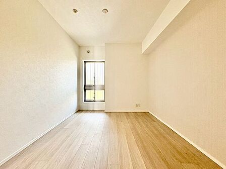 「明るい居室」温もりある自然光を感じていただける居室です。飽きのこないナチュラルなデザインの空間は、色褪せることのない心地良さを作ります。