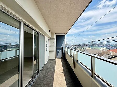 大きな空に囲まれた気持ちのいい住まい。バルコニーを覗くだけで圧倒的な開放感に包まれます