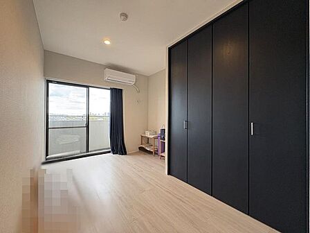 リフォームした状態のため、室内も大変お綺麗です。黒い収納が「Panasonic　収納用建具」を利用した収納です。スペースを大きく確保できます。