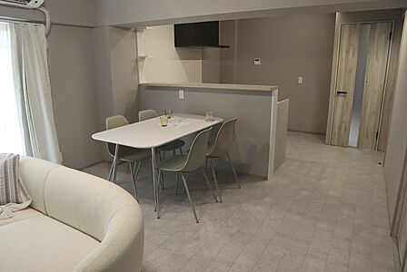 15畳以上のゆったりとしたLDK!最上階・角住戸の3面採光により、明るく風通しの良い開放的なリビング空間を実現しています。ご家族で心地よく過ごせるメインルームです。