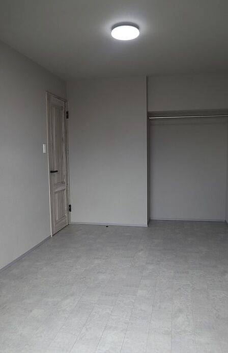 風通しが良く、プライベートな時間を快適に過ごせるお部屋です。全居室フローリングで清潔に保ちやすく、インテリアを選ばないシンプルな内装デザインとなっています。