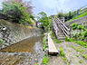 周辺：現地より約500mの前田川遊歩道